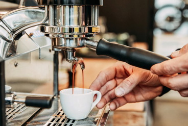 از دانه تا فنجان: بررسی نقش تجهیزات باریستا در تهیه قهوه