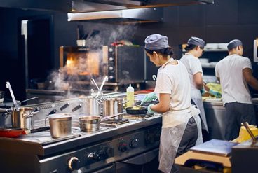 نقش سیستم های تهویه در تجهیزات آشپزخانه تجاری: تضمین ایمنی و راحتی
