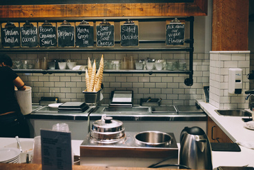 به حداکثر رساندن فضا در کافه های کوچک: راه حل های تجهیزات آشپزخانه صنعتی فشرده